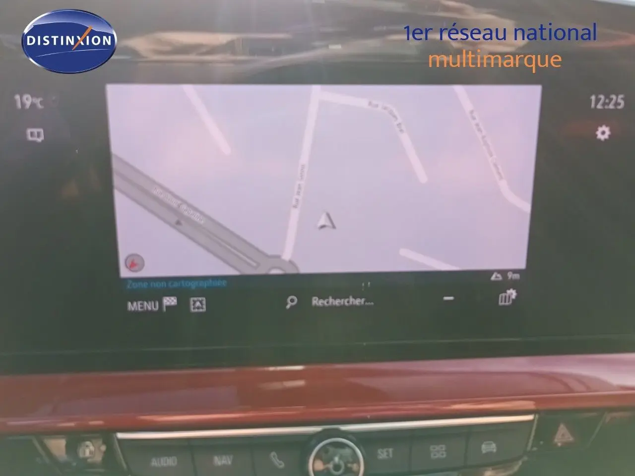 Écran tactile central avec navigation affichée dans l'habitacle de l'Opel Mokka GS Line gris quartz 2022.