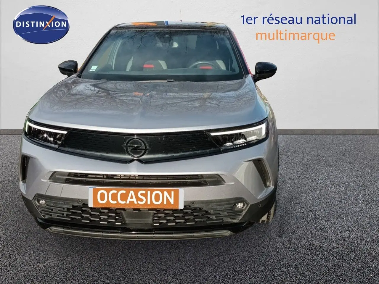 Vue frontale d'un Opel Mokka GS Line 2022 gris quartz avec calandre noire et phares LED fins.