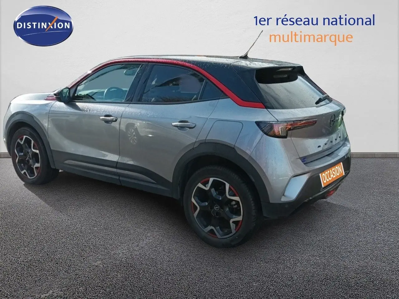 Opel Mokka GS Line 2022 gris quartz en 3/4 arrière droit avec toit noir et jantes noires à touches rouges.