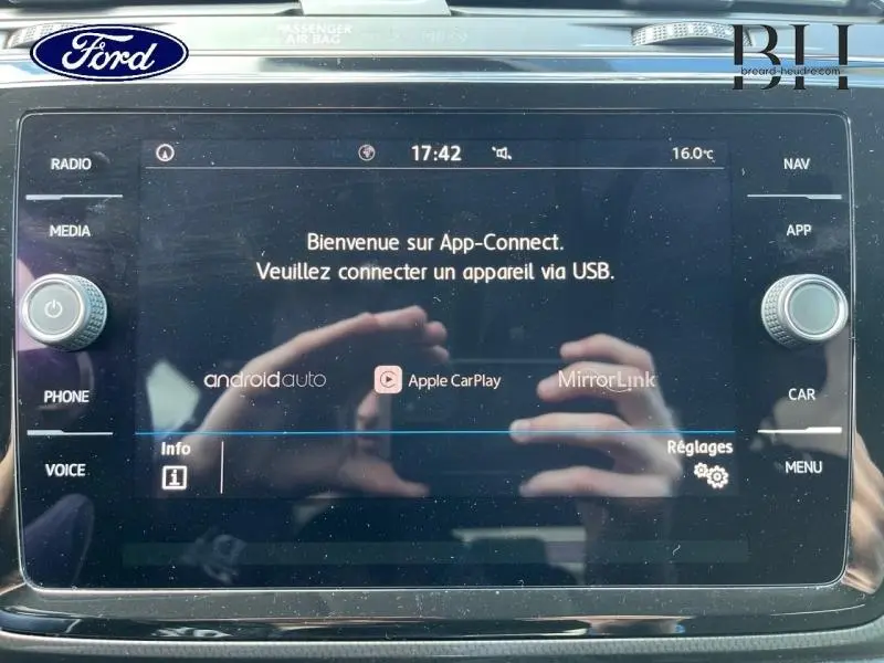 Écran tactile central du Volkswagen Touran gris Urano, affichant l'interface App-Connect avec options USB.