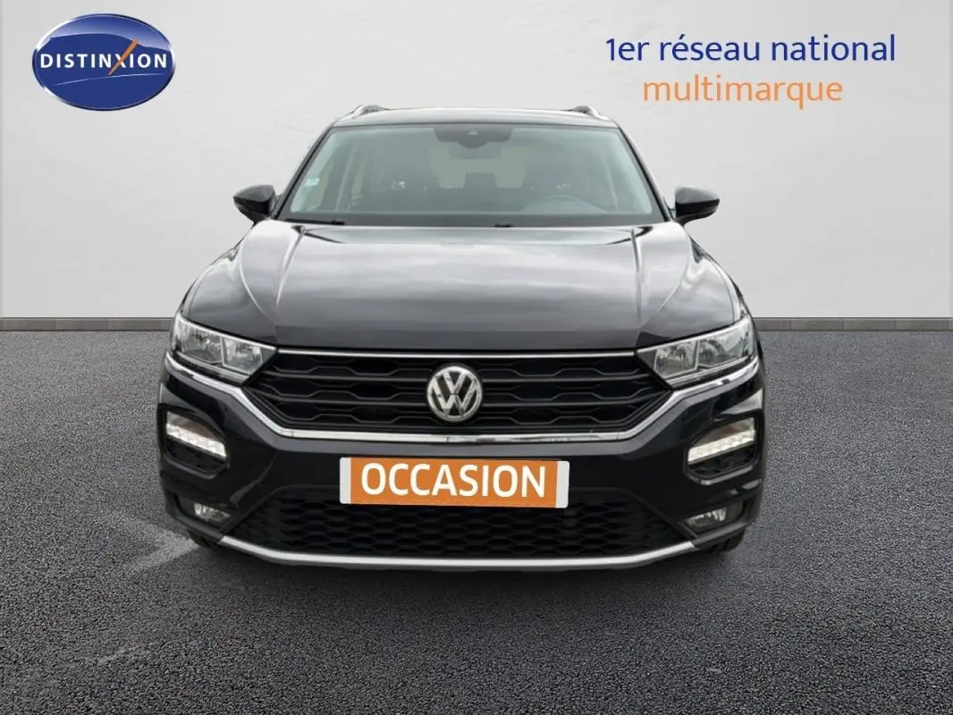Vue avant d’un Volkswagen T-Roc noir 2020 avec calandre hexagonale et phares LED distinctifs.