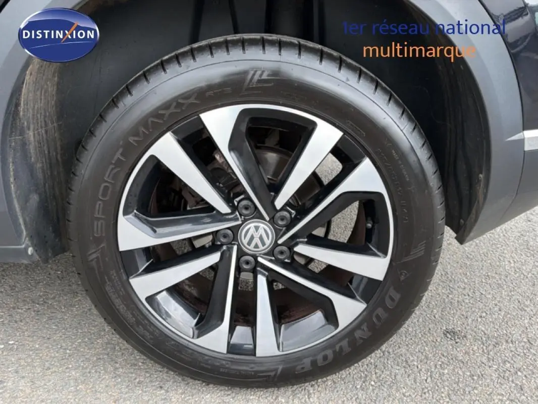 Gros plan sur la jante alliage 17 pouces noire et argent du Volkswagen T-Roc noir, côté arrière droit.