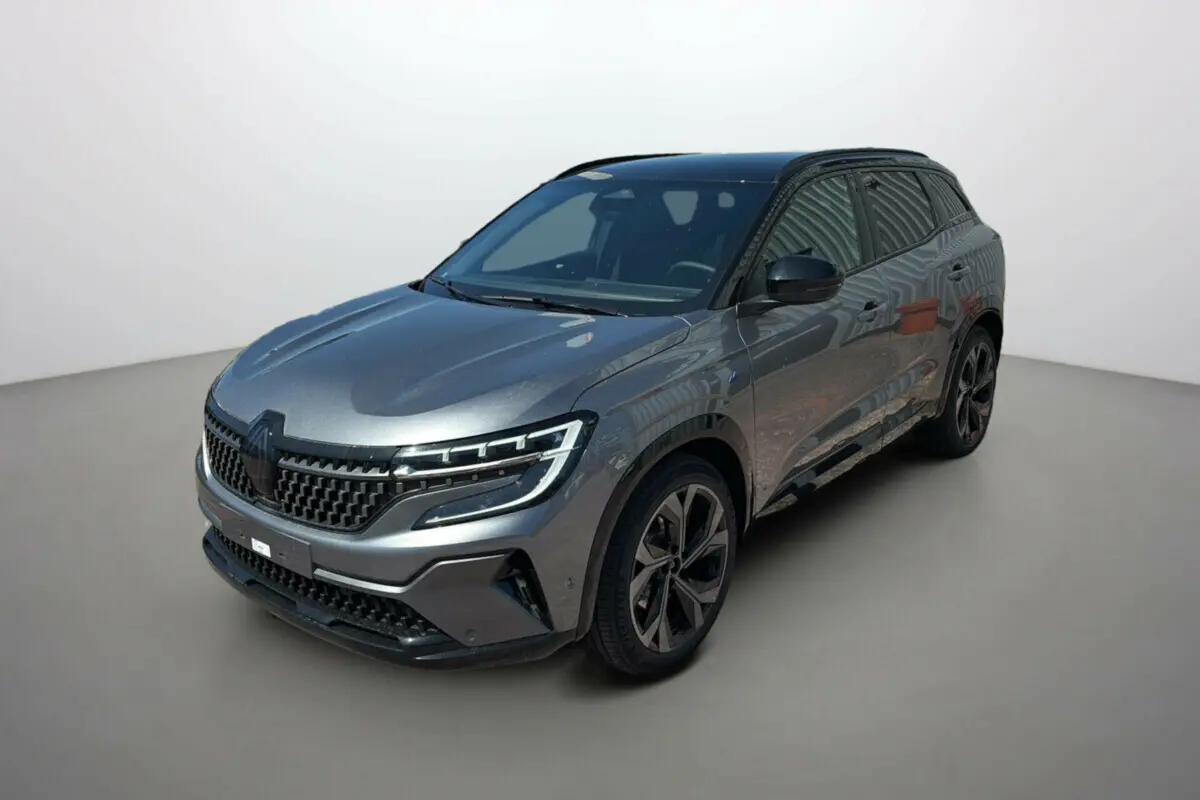 Renault Austral E-Tech 200 Esprit Alpine gris schiste avec toit noir, vue 3/4 avant côté droit.