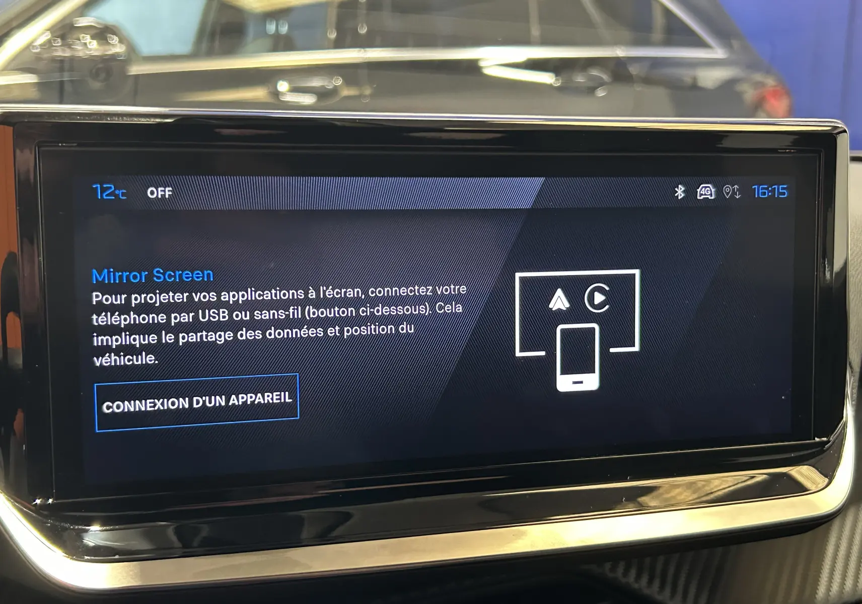 Écran tactile central de la Peugeot 2008 II Ph.2 Allure Hybrid 145, affichant la fonction Mirror Screen.