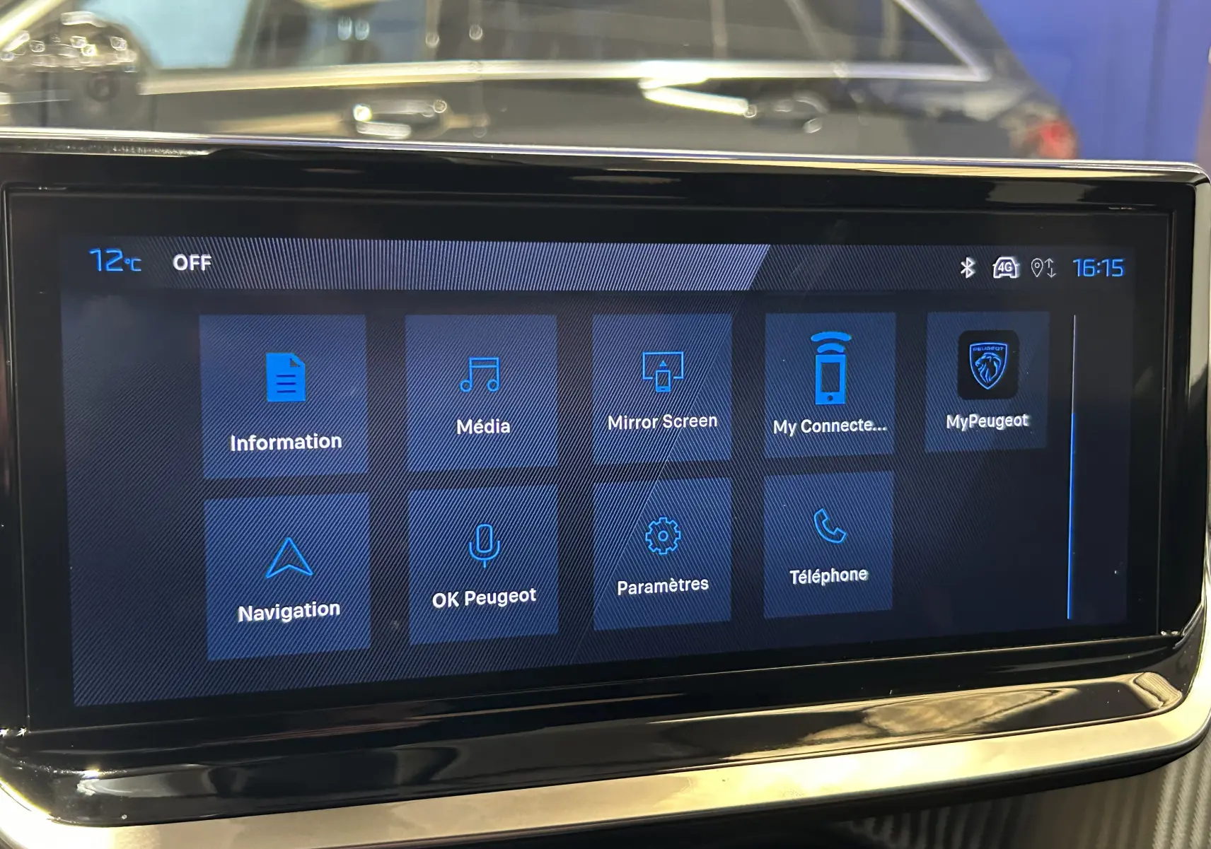 Écran tactile central affichant les options multimédia et navigation du Peugeot 2008 Bleu Obsession, vue de face.