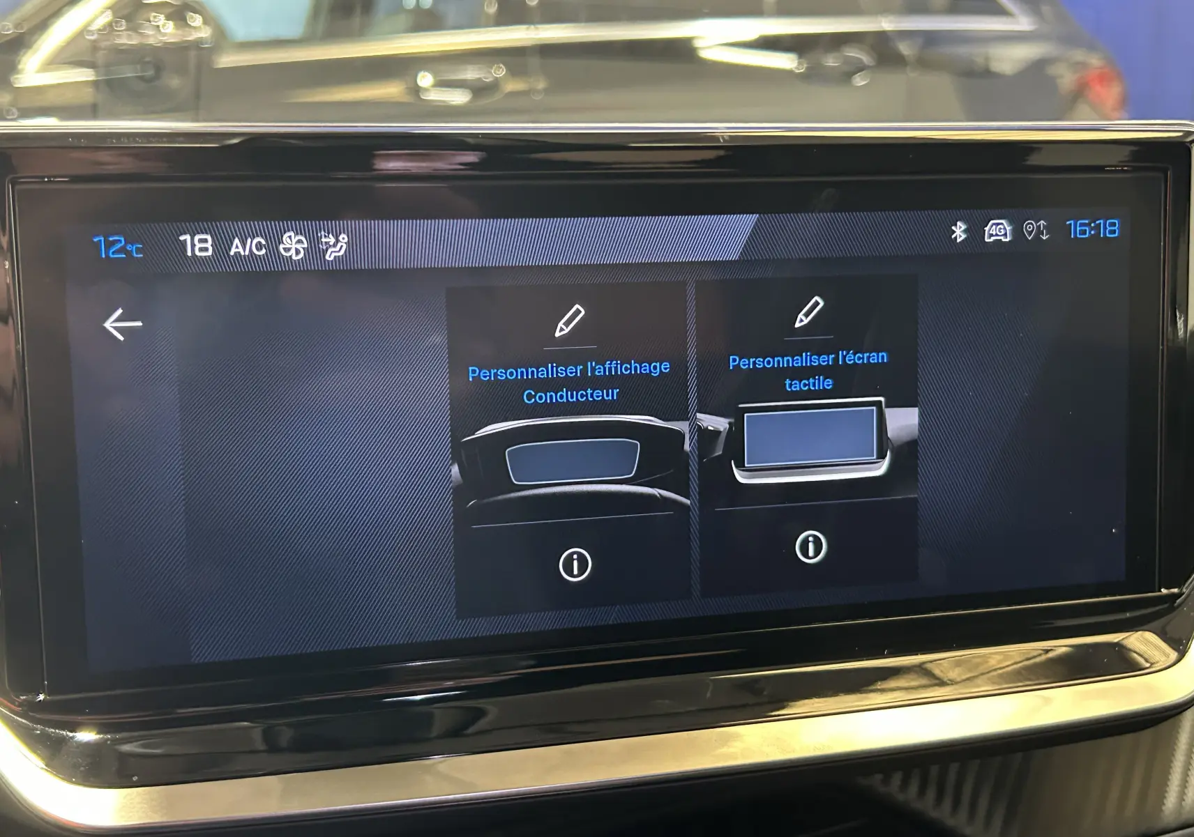 Écran tactile central du Peugeot 2008 bleu Obsession, affichant les options de personnalisation du tableau de bord et de l'écran.