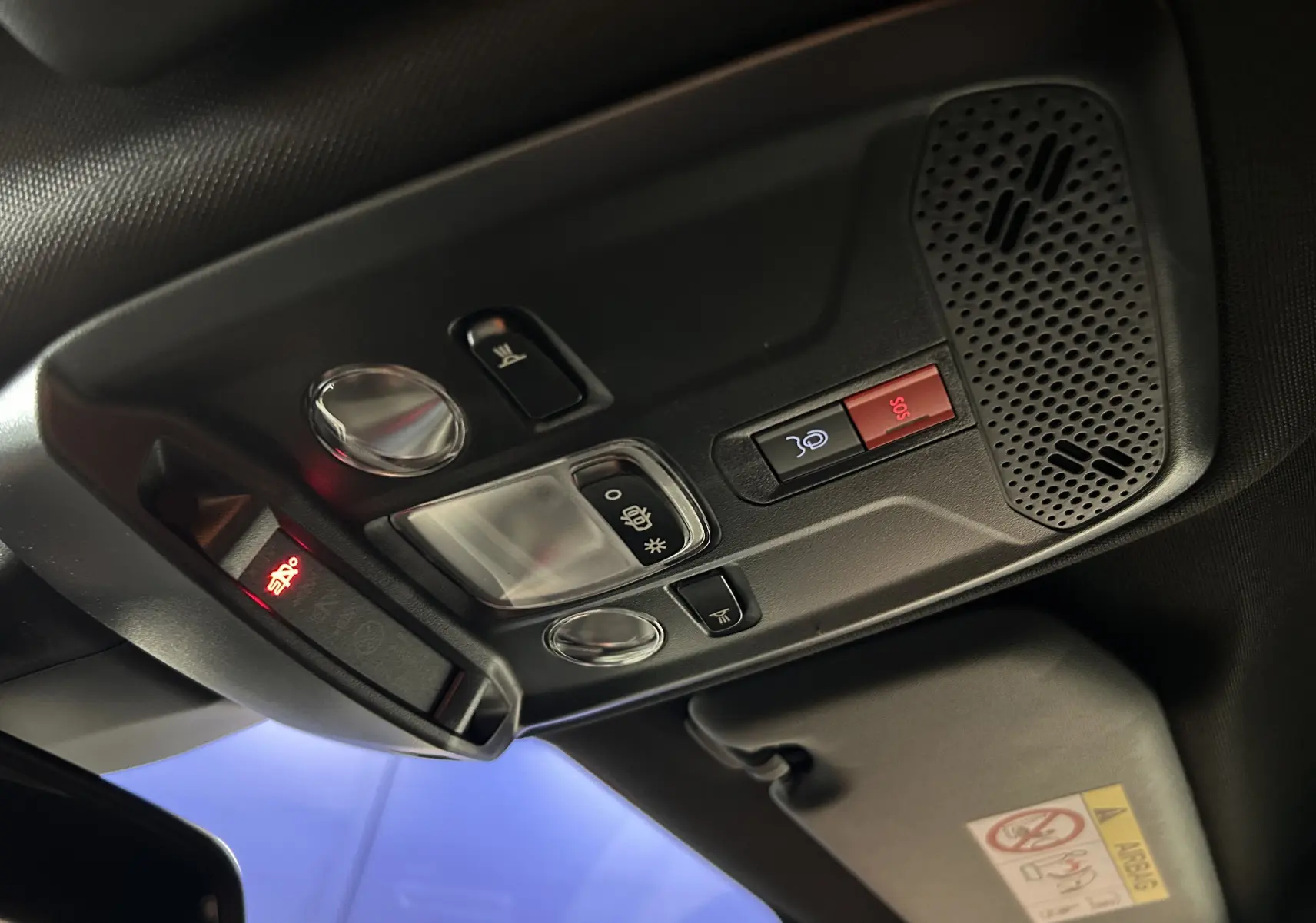 Plafonnier intérieur avec commandes d’éclairage et bouton SOS du Peugeot 2008 II Ph.2 Allure Hybrid 2025.