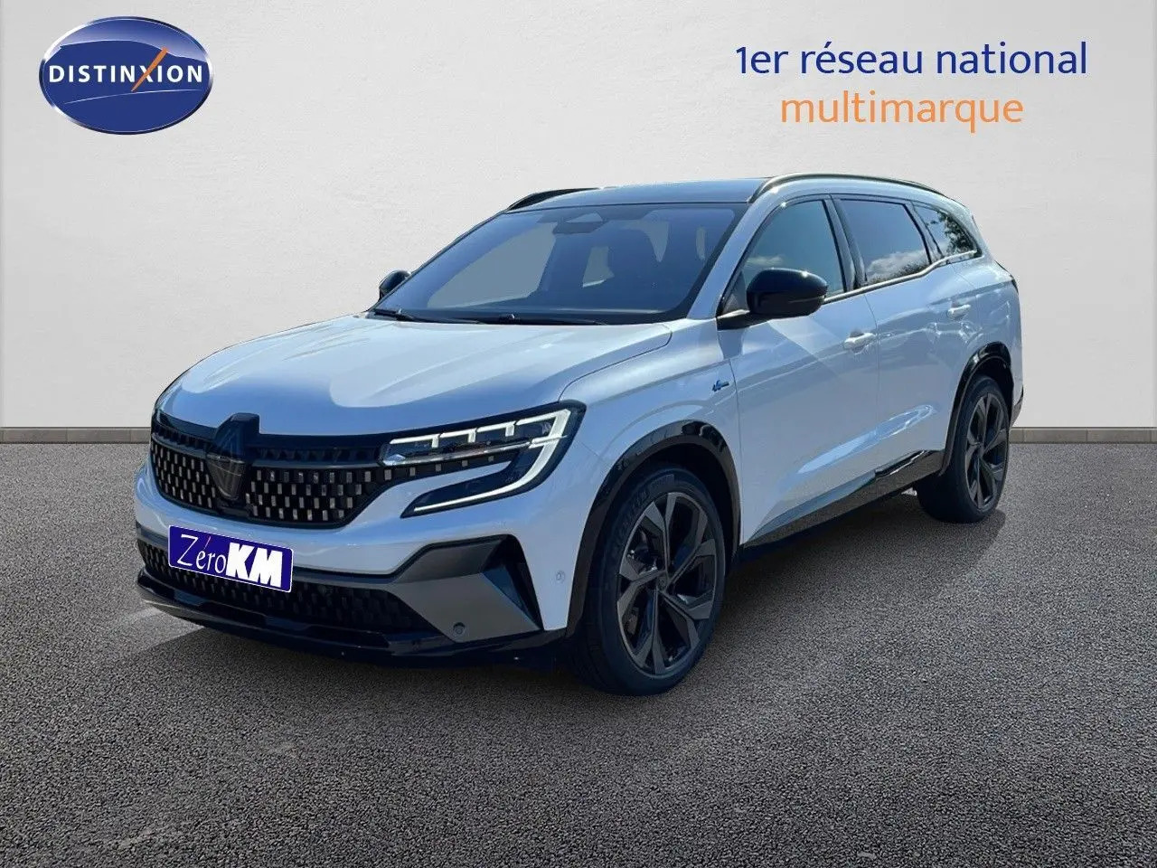 Renault Espace 2025 blanc nacré en 3/4 avant droit avec jantes noires et calandre moderne au design distinctif.