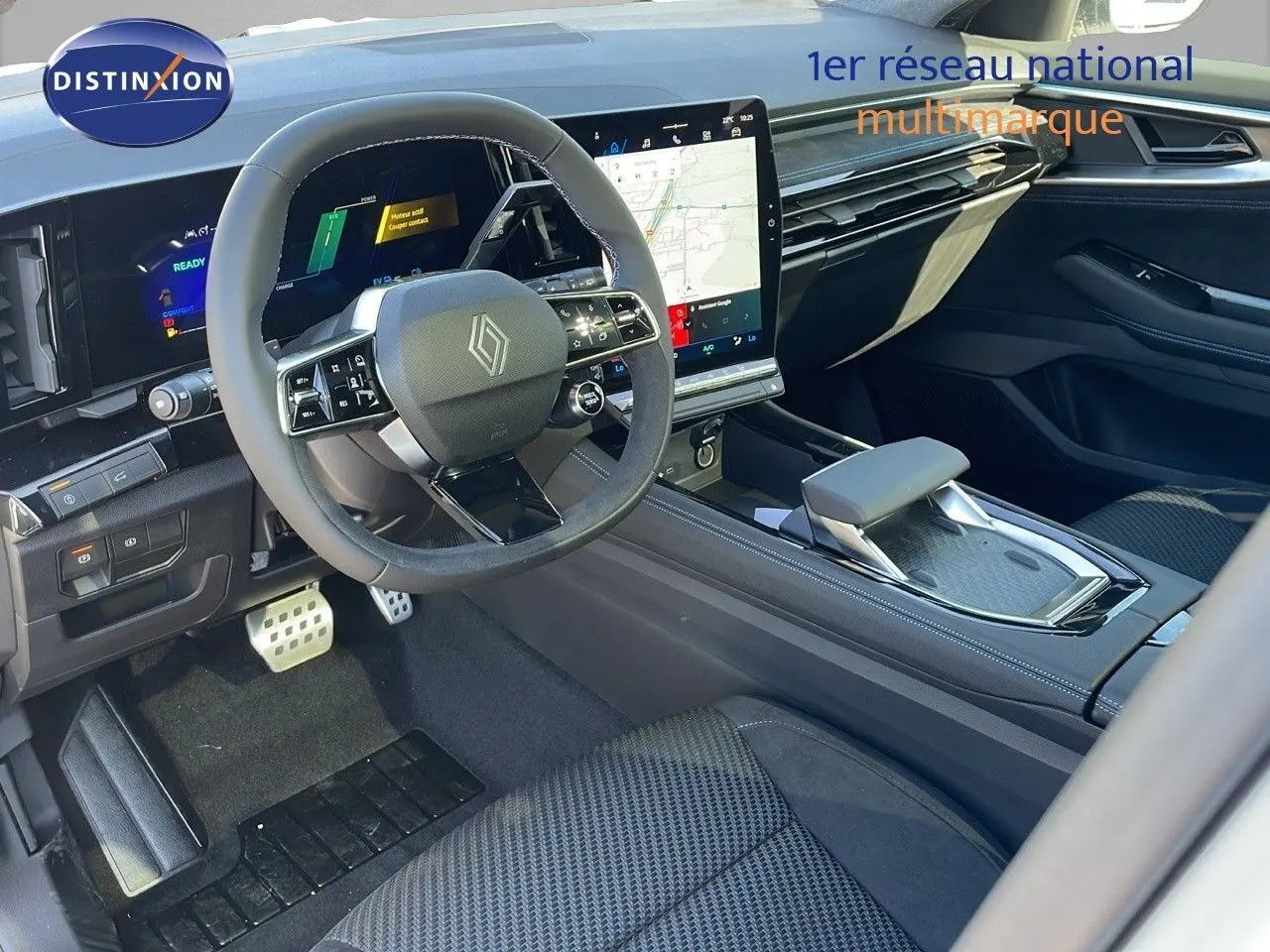 Intérieur moderne du Renault Espace 2025 hybride, vue côté conducteur sur le tableau de bord et écran tactile central.