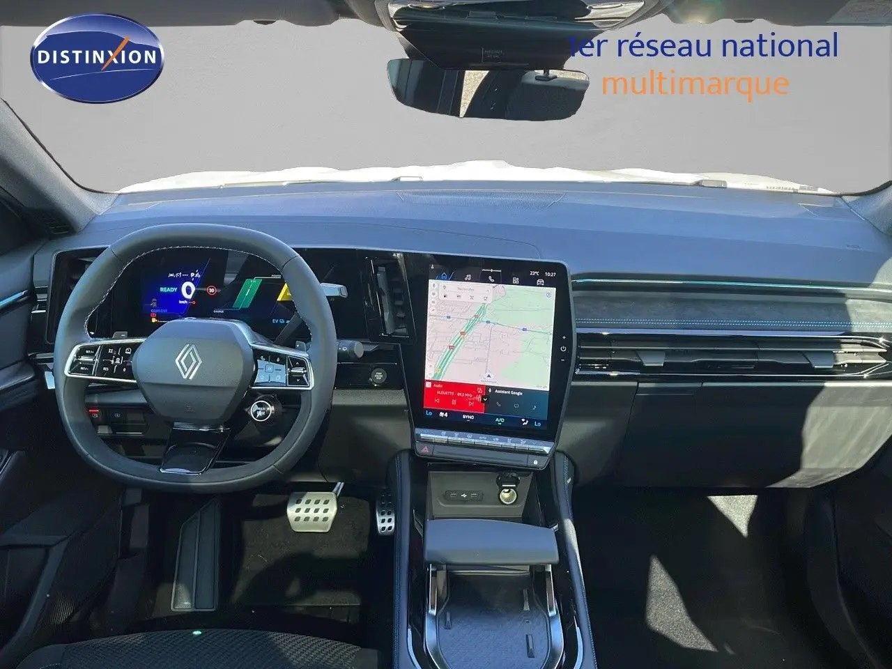 Intérieur avant du Renault Espace blanc nacré 2025, tableau de bord moderne avec grand écran tactile central et volant multifonction.