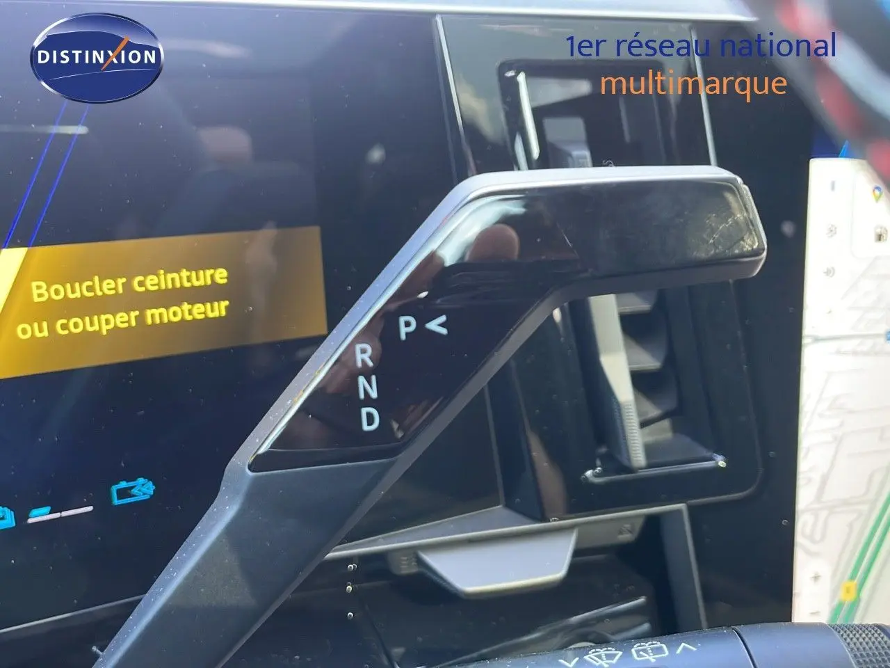 Le levier de vitesses automatique noir du Renault Espace 2025 en gros plan sur fond d'écran tactile.