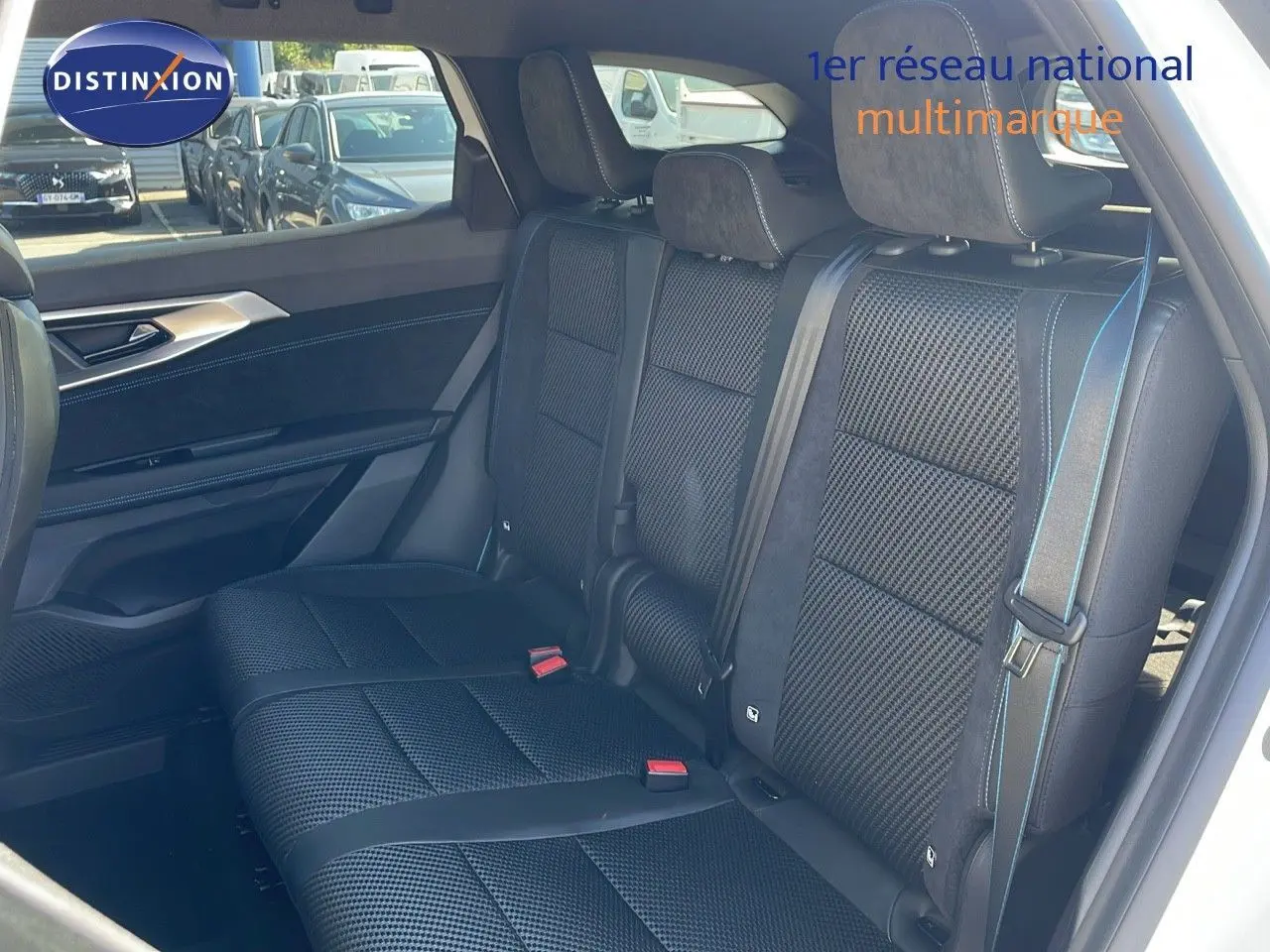 Banquette arrière en cuir noir avec surpiqûres bleues du Renault Espace blanc nacré, vue côté droit intérieur.