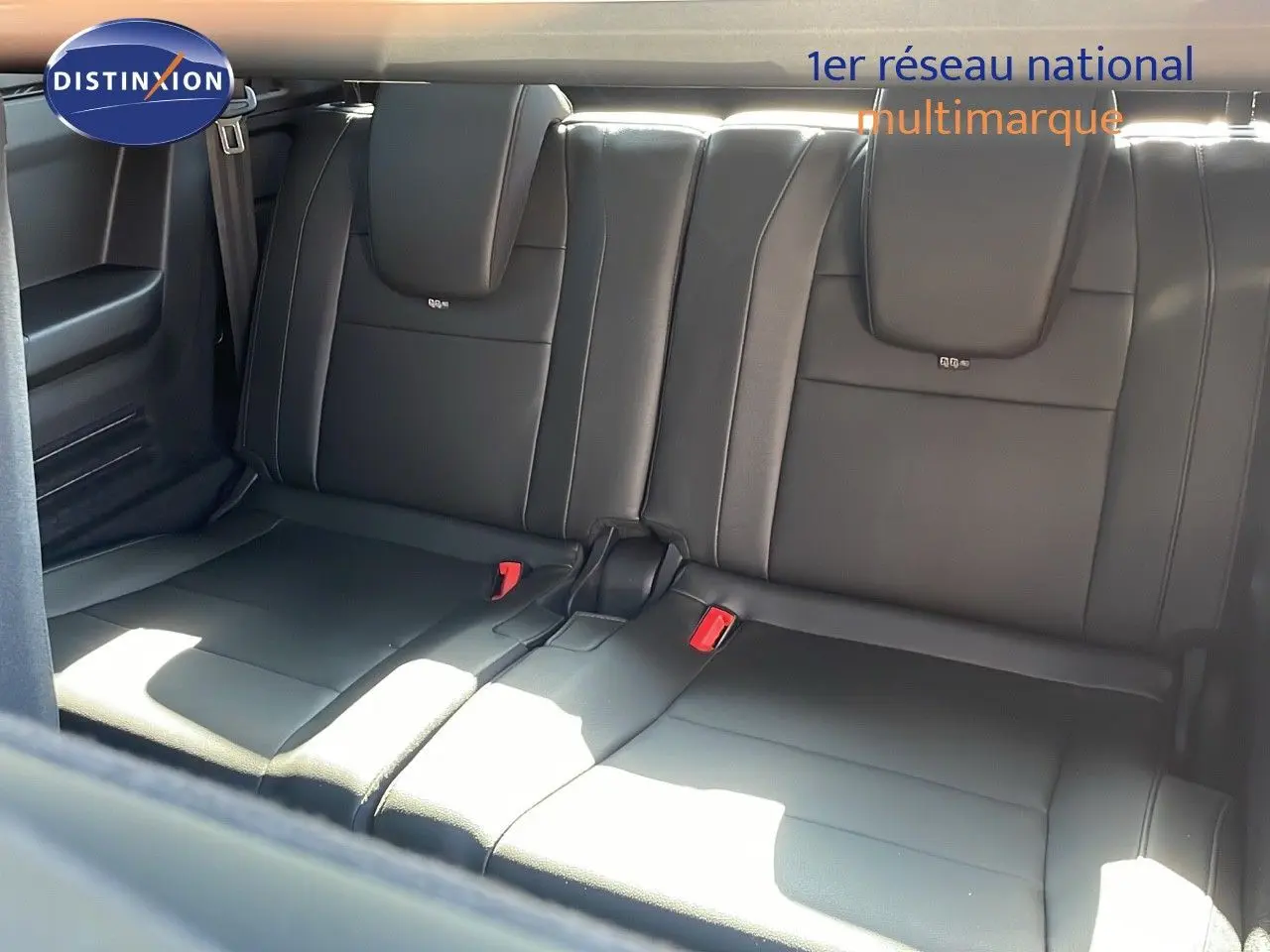 Banquette arrière en cuir noir du Renault Espace 2025, vue intérieure mettant en valeur les sièges et ceintures rouges.