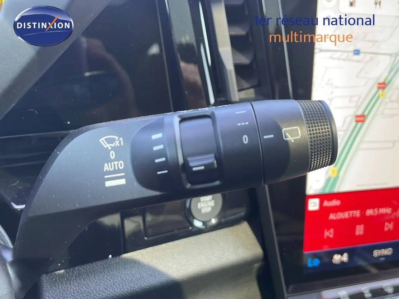 Gros plan sur la commande d’essuie-glace dans l’habitacle d’un Renault Espace blanc nacré 2025.