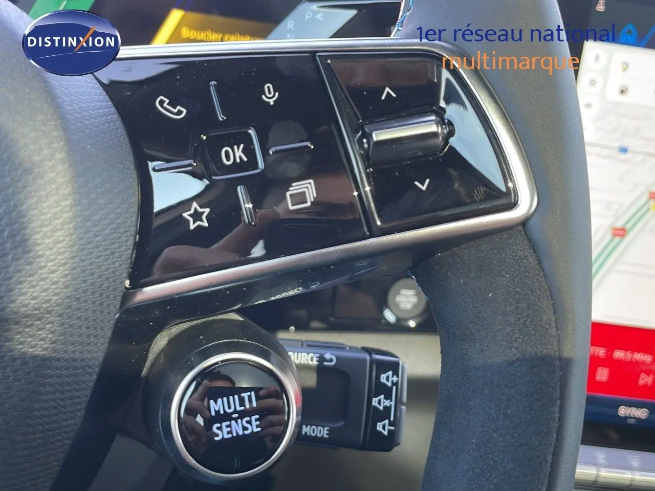 Gros plan sur le volant côté gauche du Renault Espace blanc nacré 2025, avec commandes multifonctions et bouton Multi Sense.