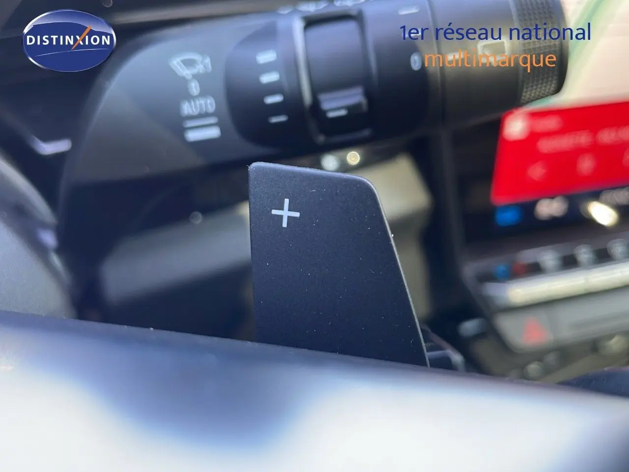 Gros plan sur la palette de changement de vitesse "+" dans l'habitacle du Renault Espace blanc nacré 2025 hybride.