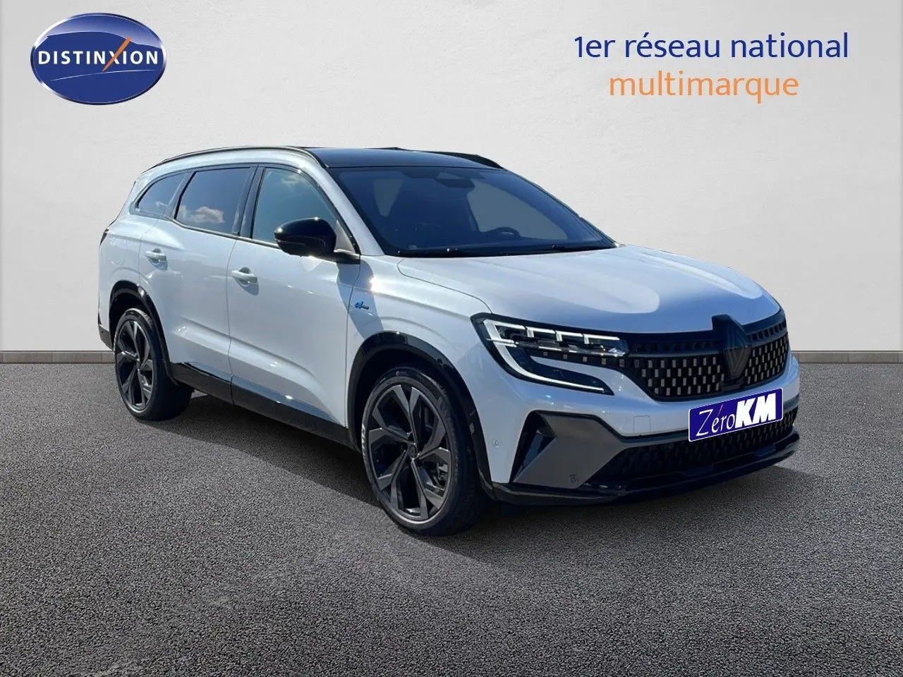 Renault Espace 2025 blanc nacré en 3/4 avant droit, avec jantes noires et toit panoramique sombre.