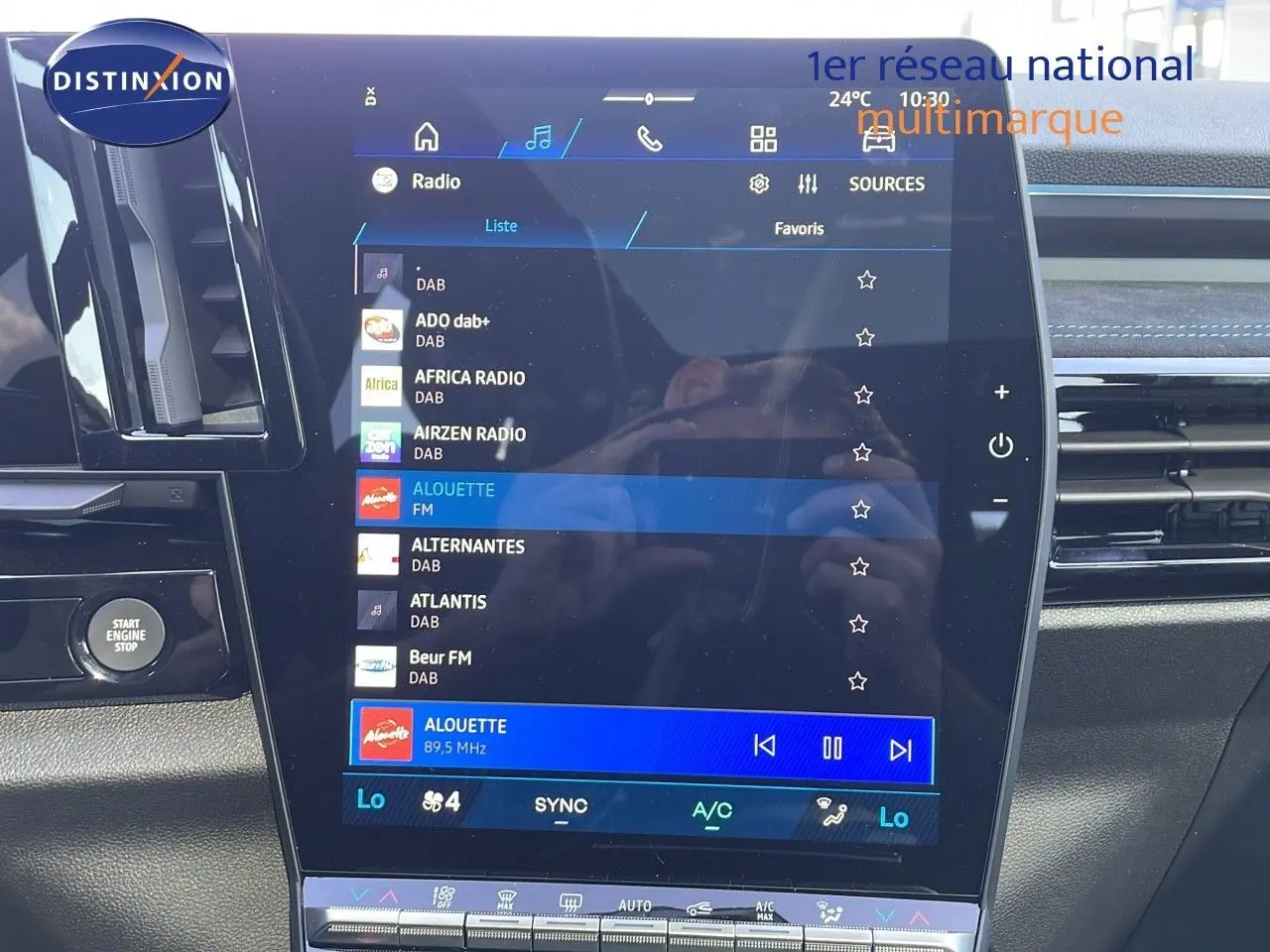 Intérieur du Renault Espace 2025 blanc nacré, vue sur l’écran tactile central affichant les radios numériques.
