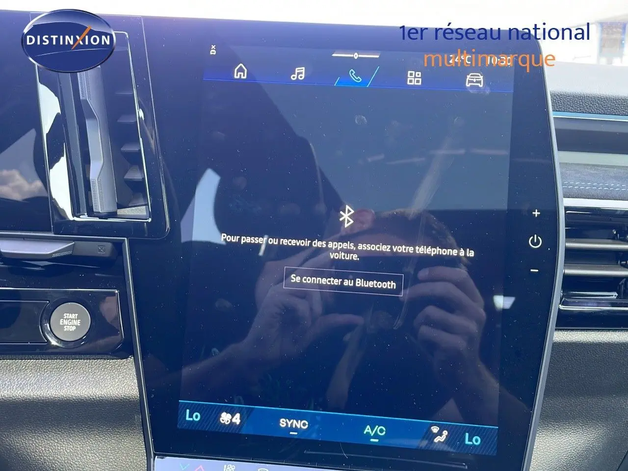 Écran tactile central du tableau de bord du Renault Espace blanc nacré 2025, avec bouton Start/Stop visible à gauche.