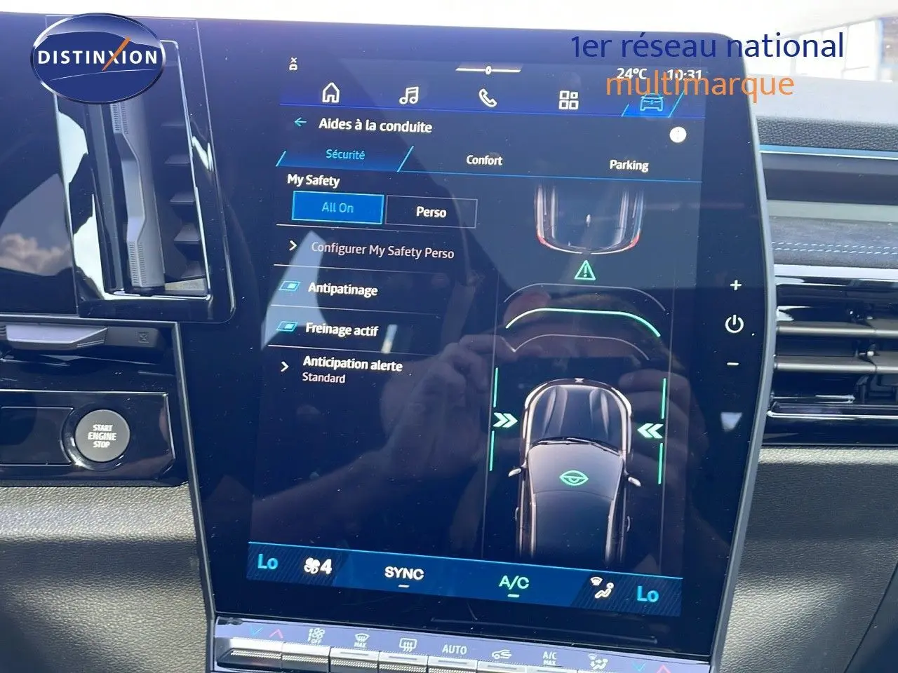 Écran tactile central du Renault Espace blanc nacré 2025 affichant les aides à la conduite et la climatisation.