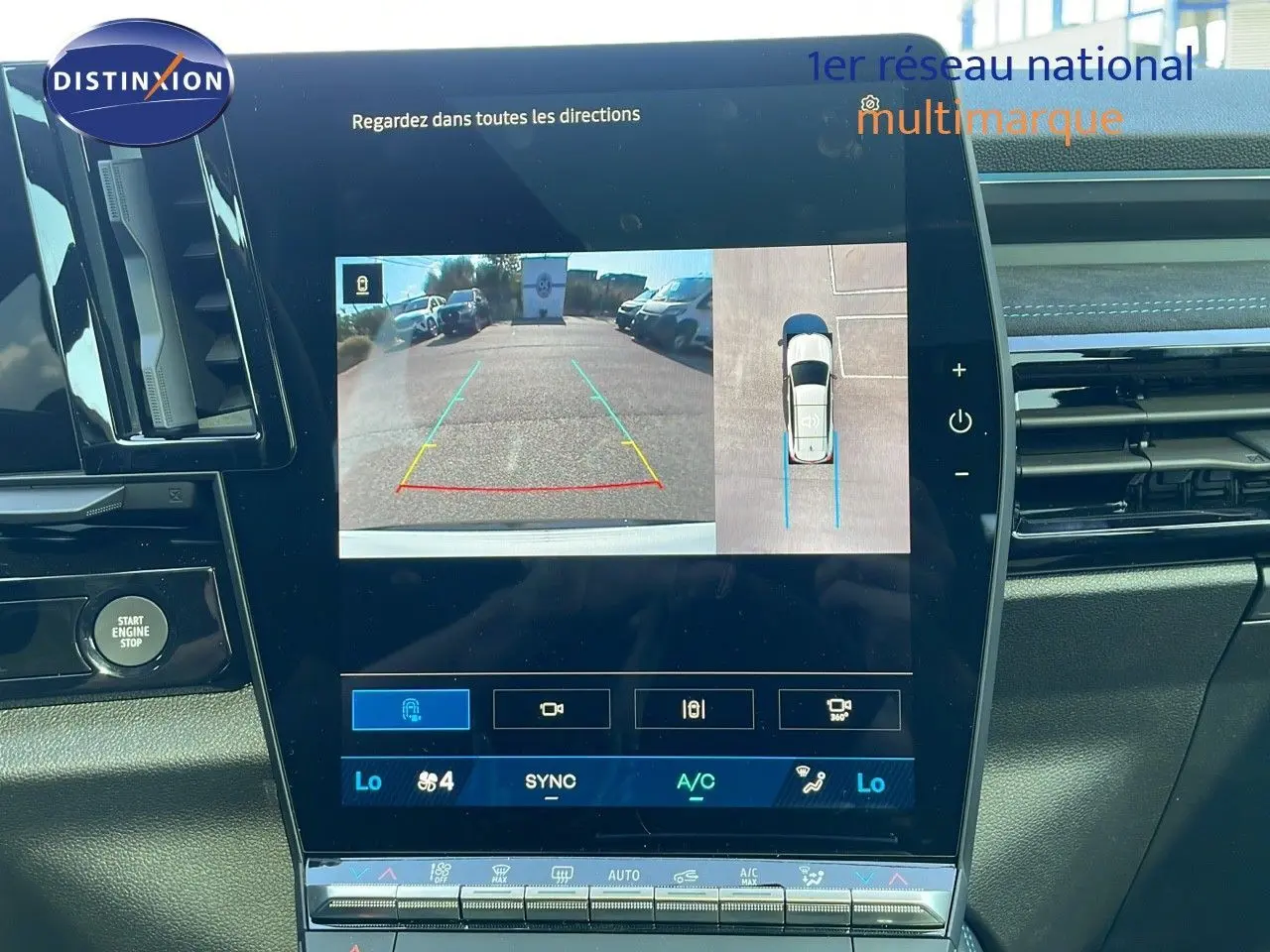 Écran tactile du tableau de bord du Renault Espace blanc nacré 2025 montrant la caméra de recul et la vue 360° intérieure.