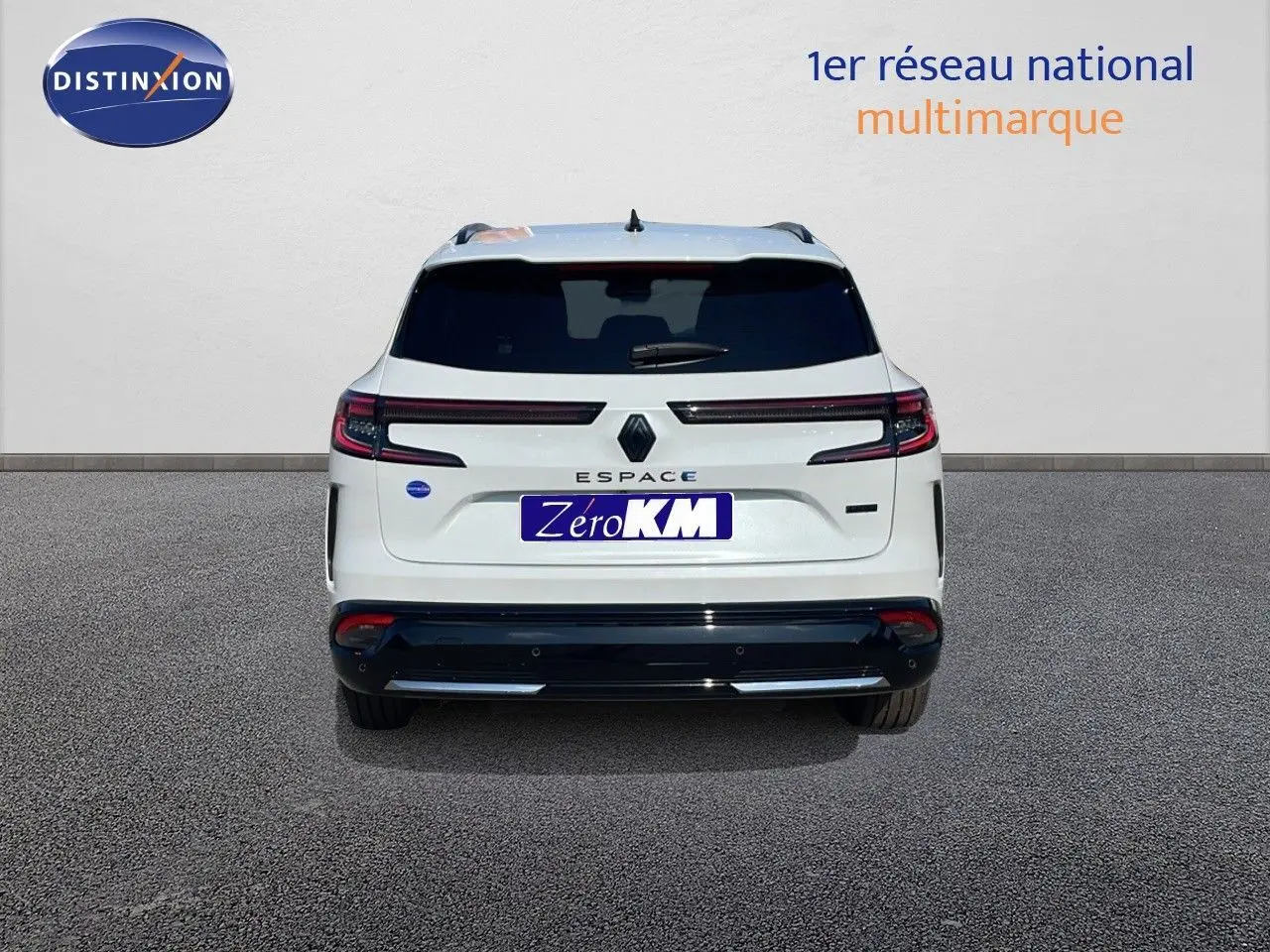 Vue arrière du Renault Espace blanc nacré 2025 avec feux LED et logo distinctif bien visibles.