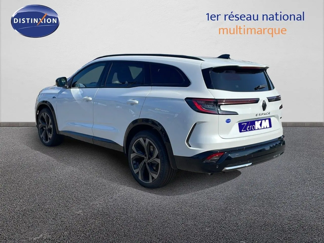 Renault Espace blanc nacré en 3/4 arrière droit, SUV hybride avec jantes noires et feux LED distinctifs.