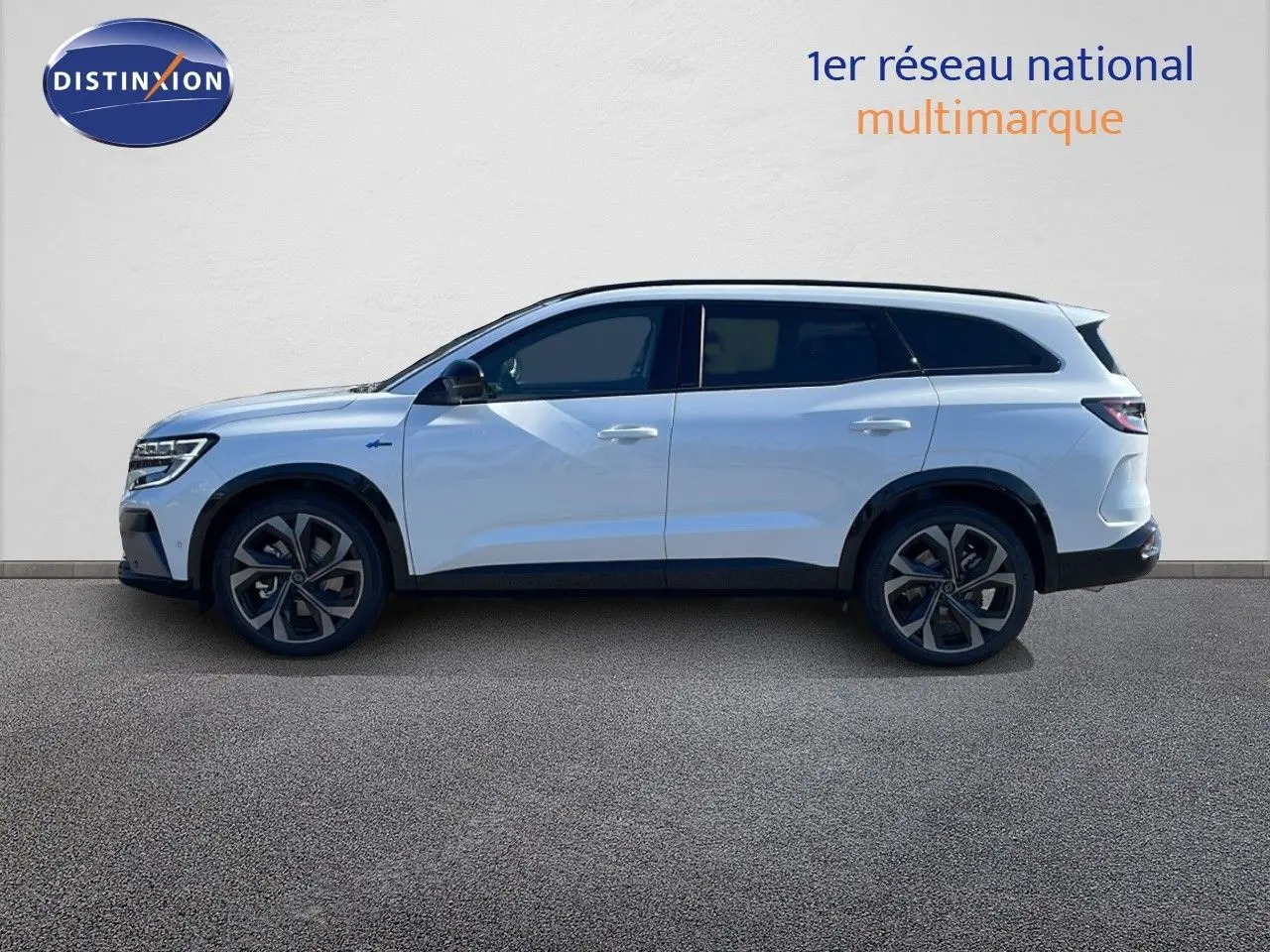 Profil droit du Renault Espace 2025 blanc nacré, version hybride 1.2 E-TECH 200CH Esprit Alpine avec jantes noires distinctives.