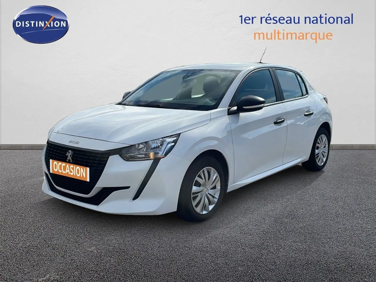 Peugeot 208 blanc banquise vue 3/4 avant droit avec calandre noire et jantes acier, stationnée devant un mur blanc.