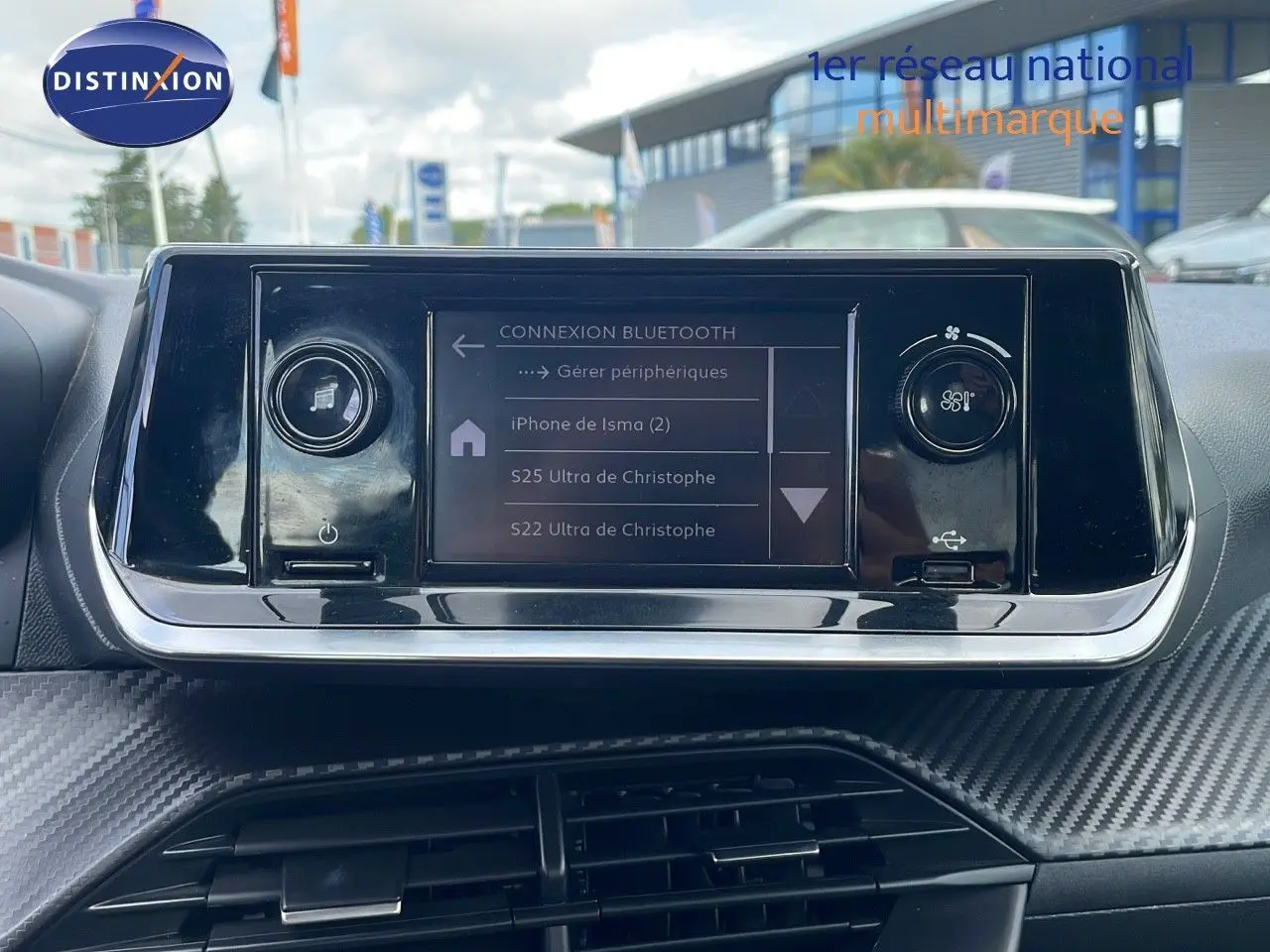 Écran tactile central de la Peugeot 208 blanc banquise 2021 affichant la connexion Bluetooth, vue de face intérieure.