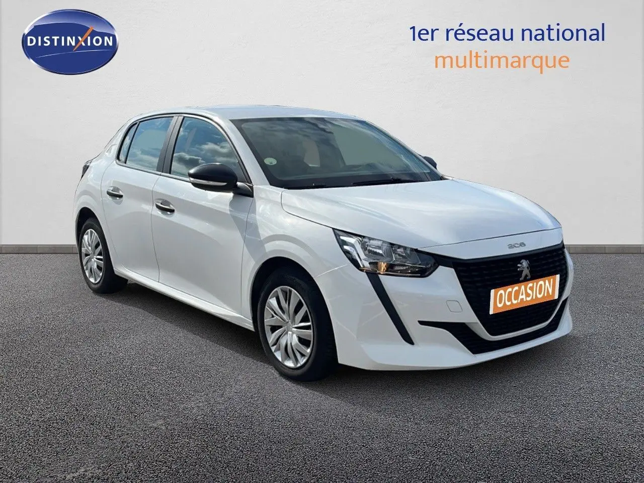 Peugeot 208 blanc banquise vue 3/4 avant droit, avec calandre noire et jantes acier, stationnée devant un mur blanc.