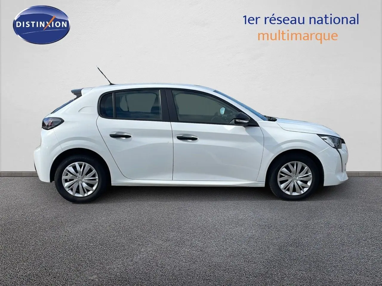 Peugeot 208 blanc banquise vue de profil côté gauche, mettant en valeur ses lignes modernes et ses jantes acier.