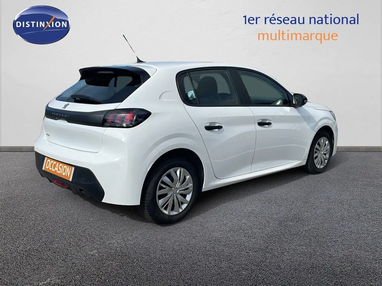 Peugeot 208 blanc banquise vue 3/4 arrière droit, mettant en valeur ses lignes modernes et ses feux arrière foncés.