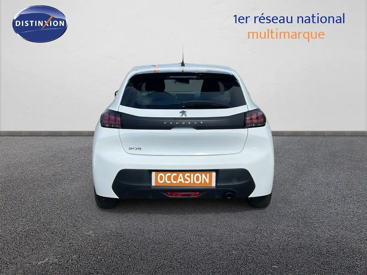 Vue arrière d'une Peugeot 208 blanche Banquise 2021 avec feux sombres et plaque d'occasion visible.