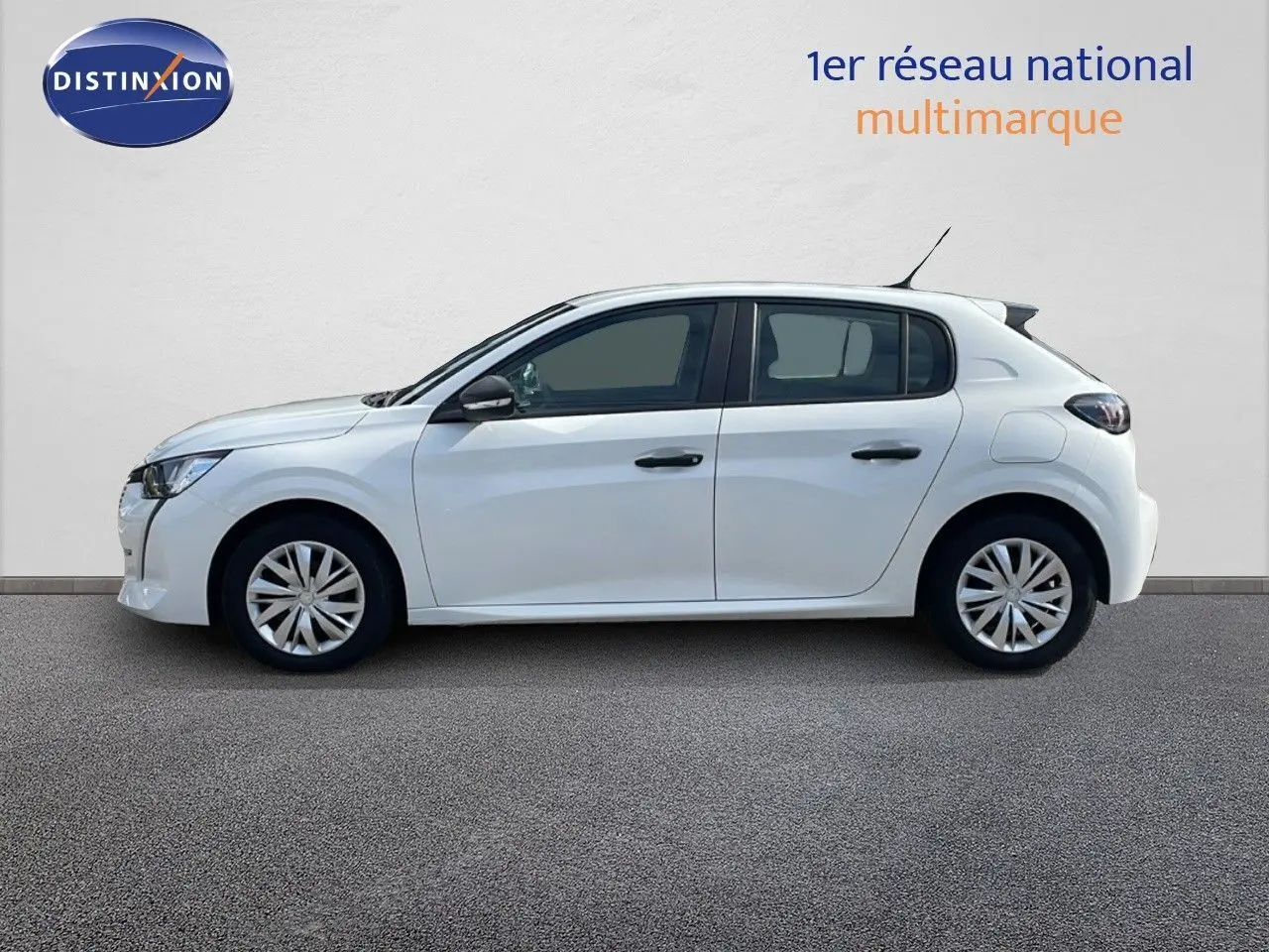 Profil côté gauche d'une Peugeot 208 blanche banquise 5 portes, version Société diesel 2021, sur fond neutre.