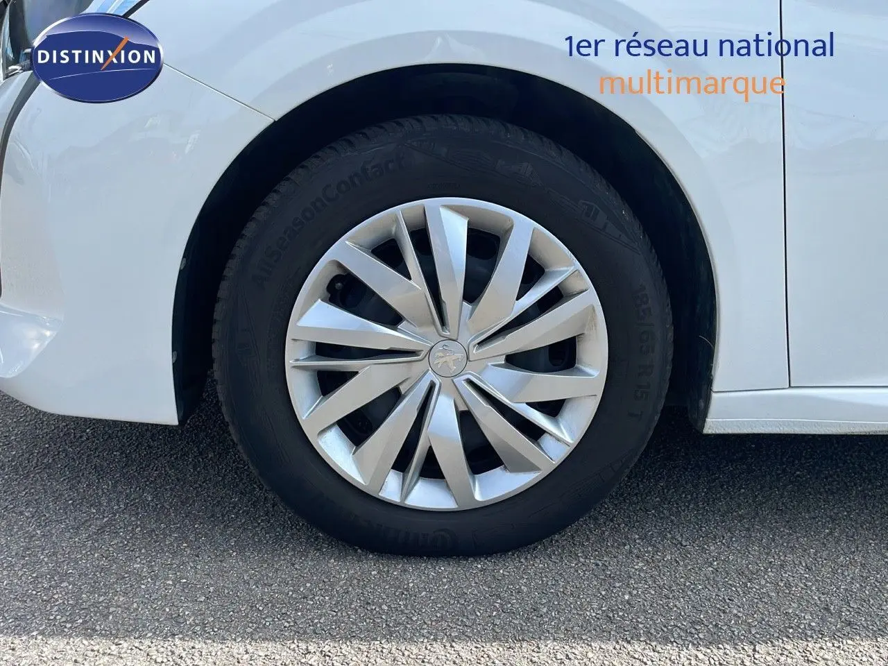 Gros plan sur la roue avant gauche blanche banquise d'une Peugeot 208 Société 1.5 HDI 2021 avec jante en alliage.