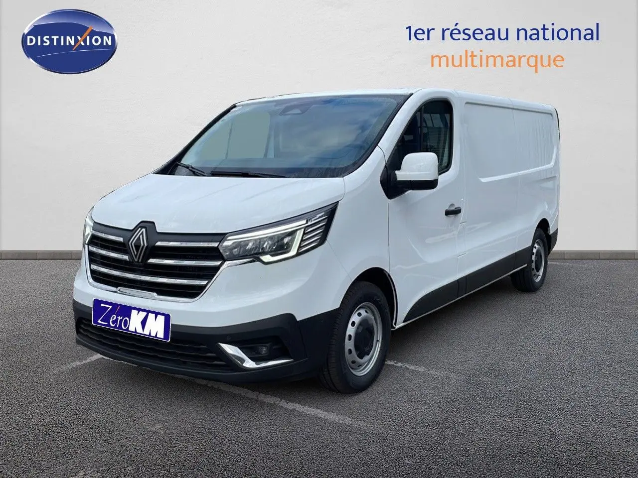 Renault Trafic Fourgon blanc glacier vu de 3/4 avant droit, avec calandre noire et jantes acier simples.