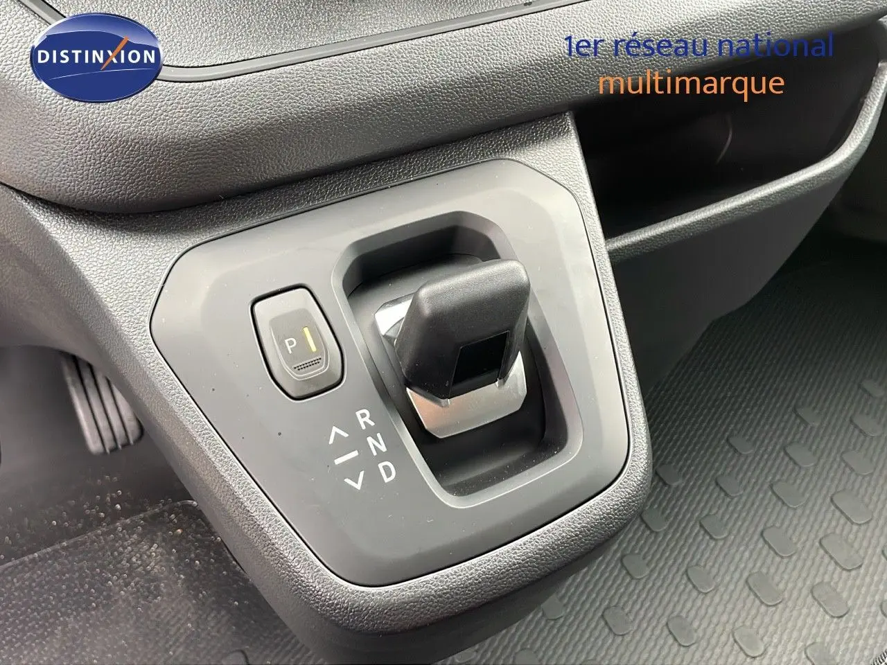 Le levier de vitesses automatique noir du Renault Trafic Fourgon L2H1 2025, vu en gros plan intérieur.