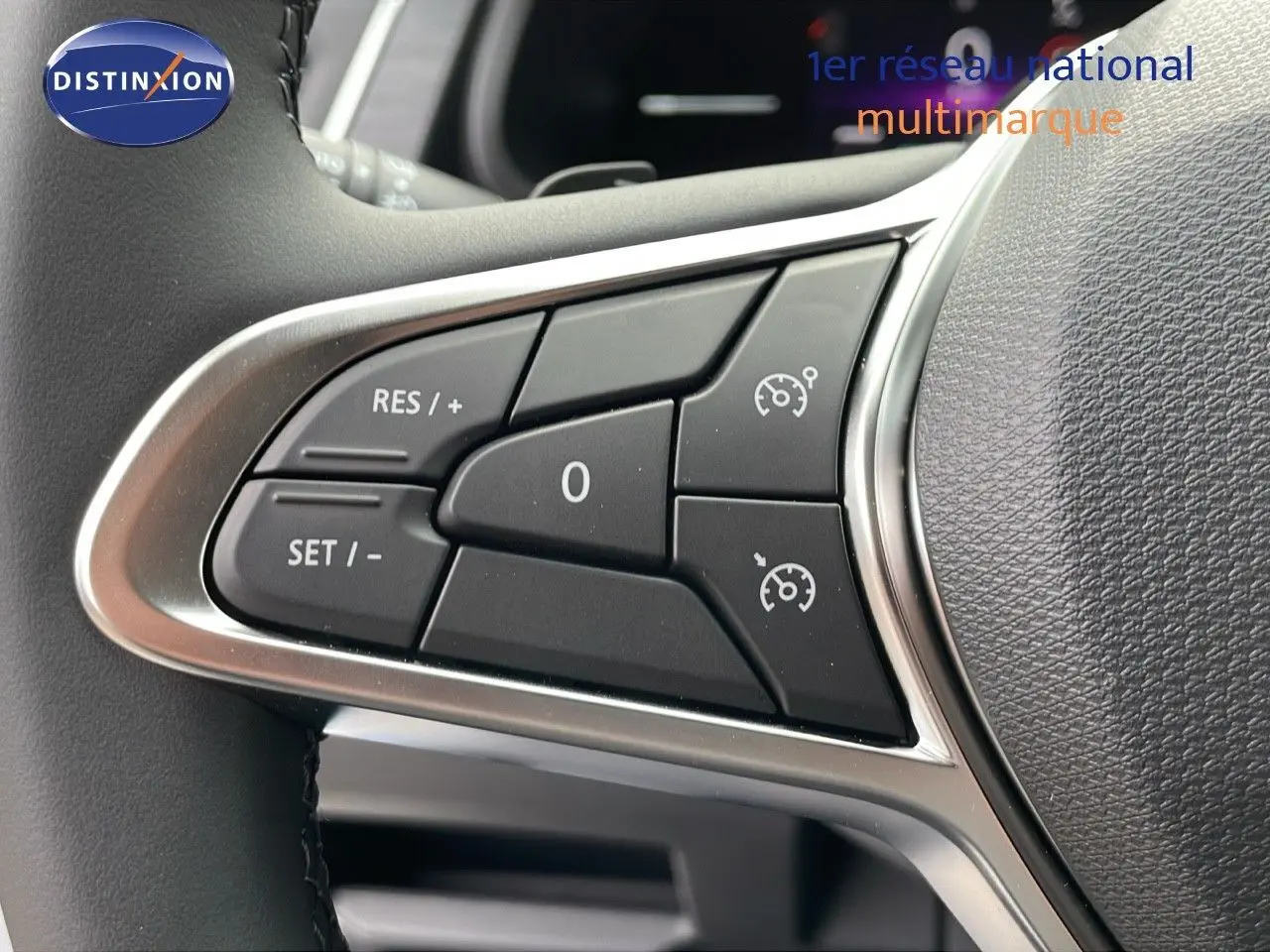 Gros plan sur les commandes de régulateur de vitesse au volant d'un Renault Trafic Fourgon blanc glacier 2025.