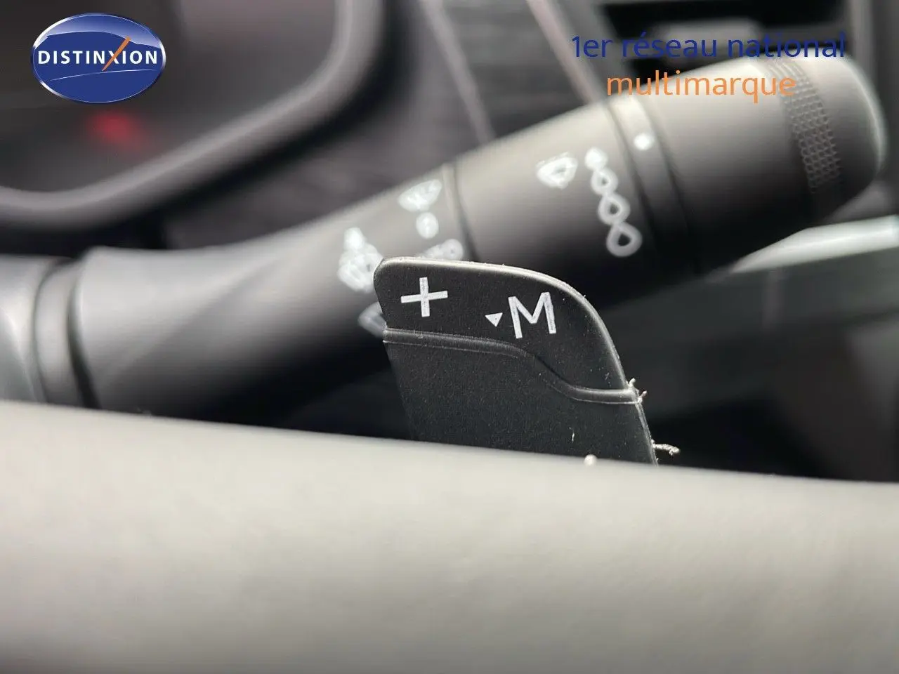 Gros plan sur la palette de changement de vitesse au volant du Renault Trafic Fourgon blanc glacier 2025.