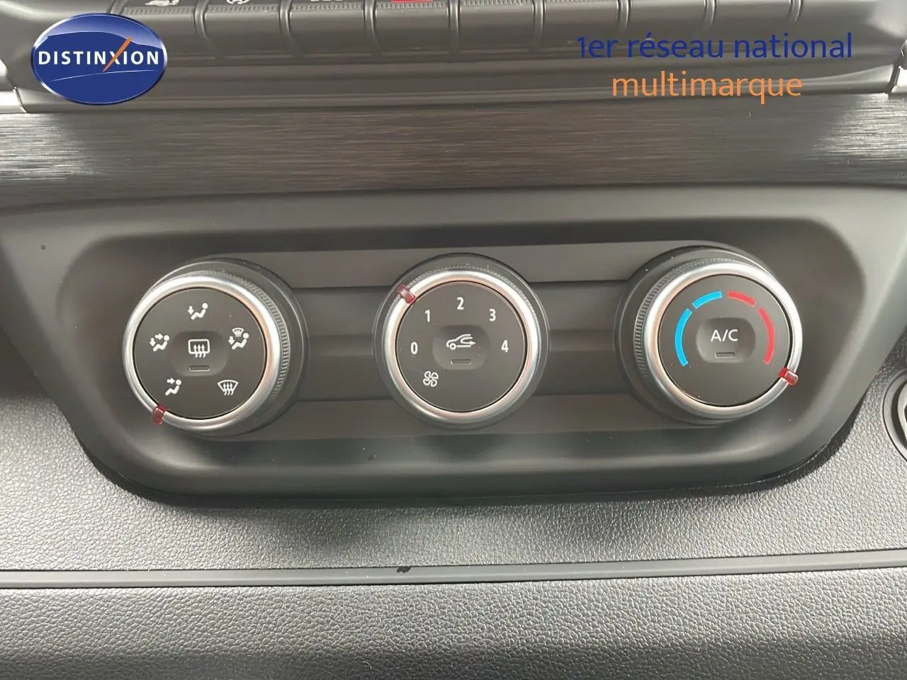 Gros plan sur les commandes de climatisation du Renault Trafic Fourgon blanc glacier, avec réglages manuels et indication A/C.