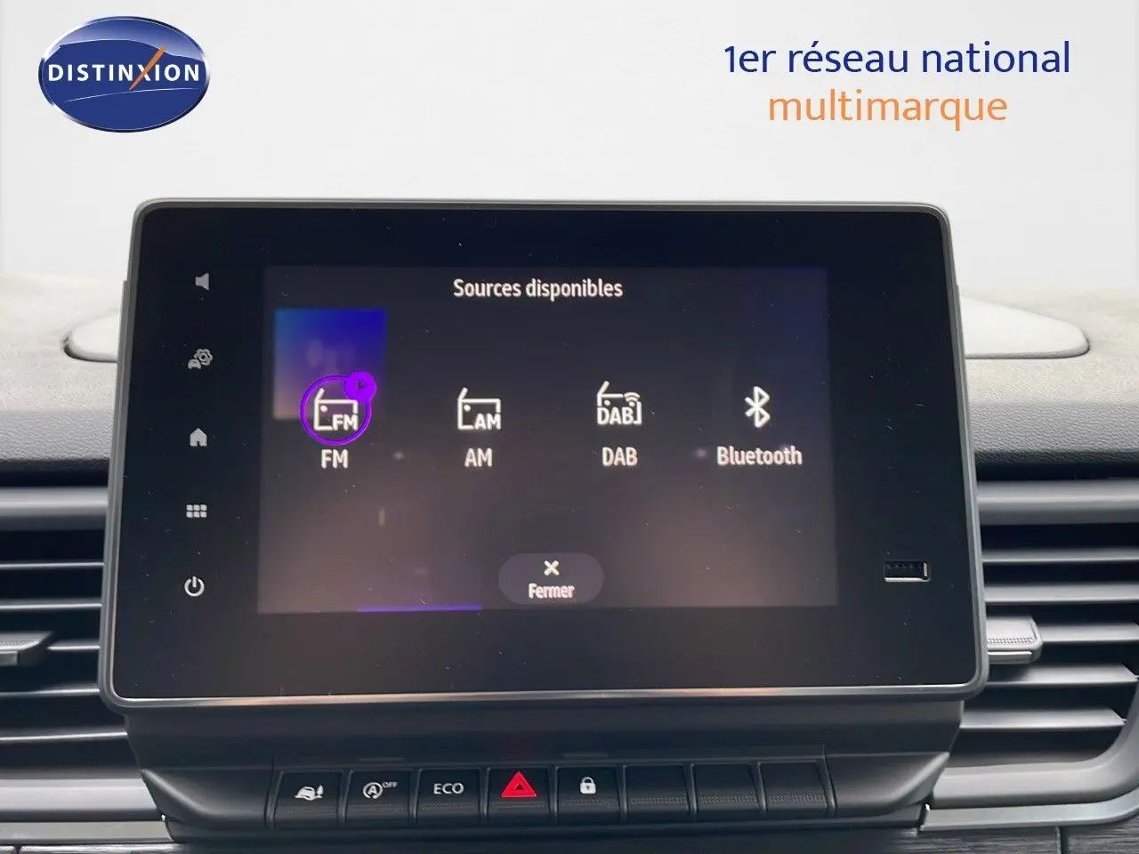 Écran tactile central du tableau de bord du Renault Trafic Fourgon 2025 affichant les sources audio disponibles.