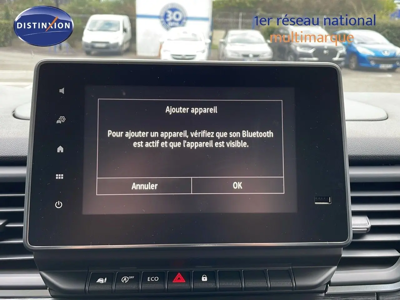 Écran tactile central du Renault Trafic Fourgon blanc glacier de 2025 affichant un message d'ajout Bluetooth.