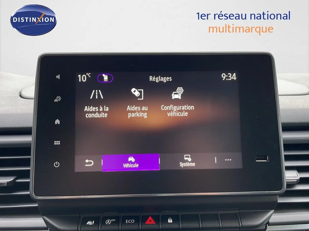 Écran tactile central du Renault Trafic Fourgon blanc glacier affichant les réglages d'aides à la conduite et parking.