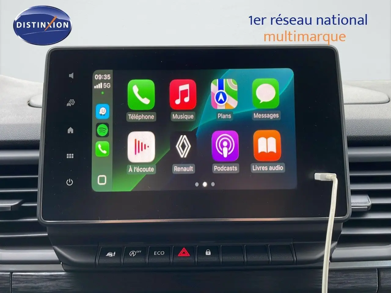 Écran tactile central du Renault Trafic Fourgon blanc glacier 2025 affichant les applications connectées, vue de face.