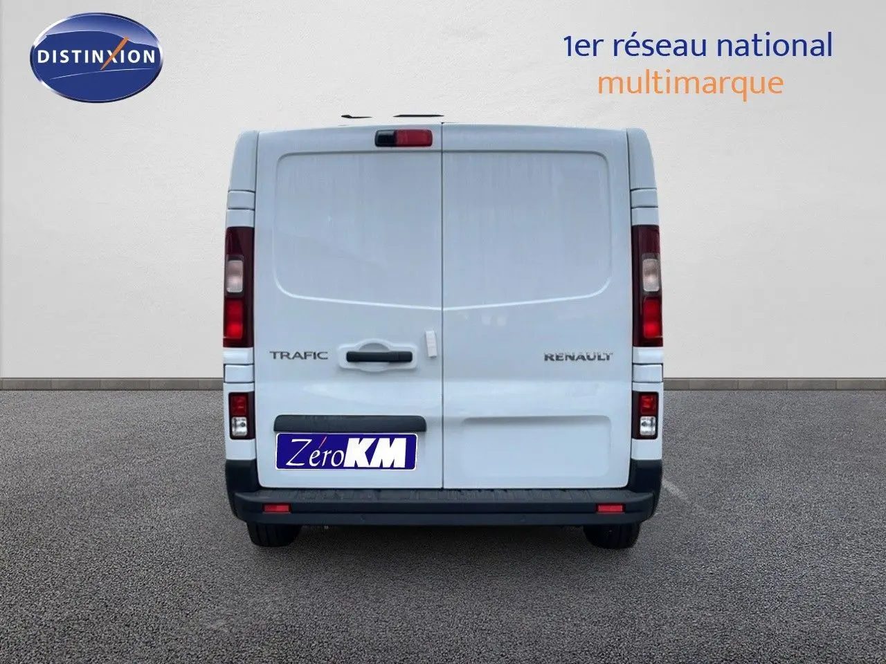 Vue arrière du Renault Trafic Fourgon blanc glacier, portes battantes fermées et feux arrière verticaux visibles.