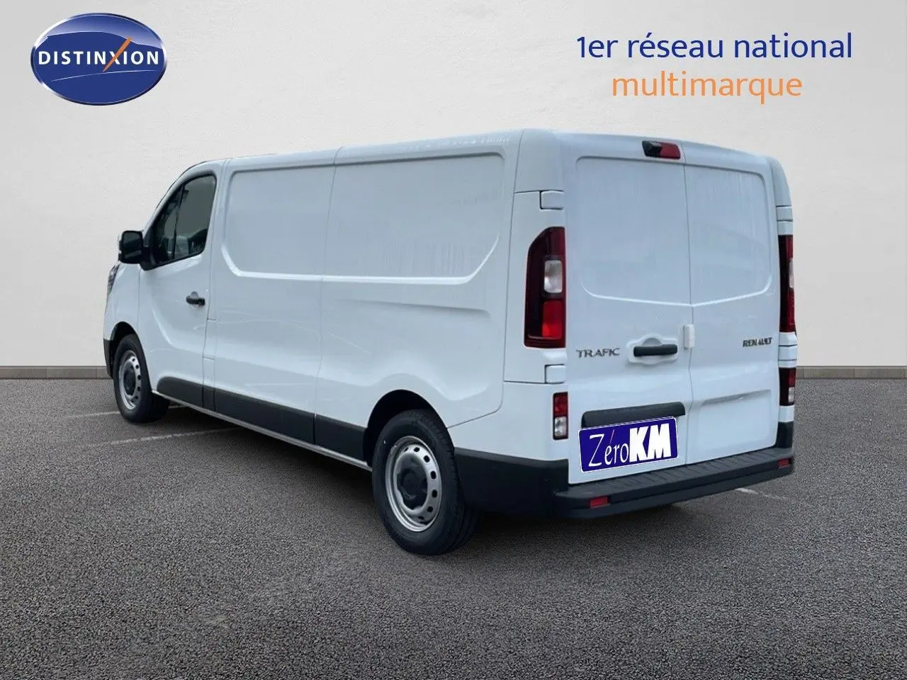 Renault Trafic Fourgon blanc glacier vu en 3/4 arrière côté gauche sur fond neutre.