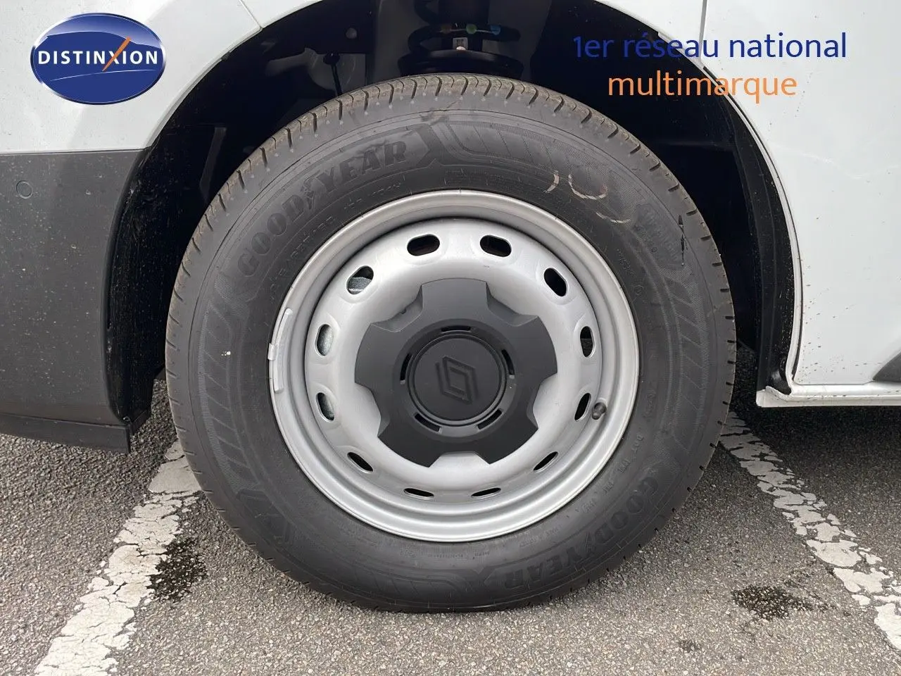 Gros plan sur la roue avant droite blanche glacée du Renault Trafic Fourgon L2H1 2025 avec jante acier et logo Renault.