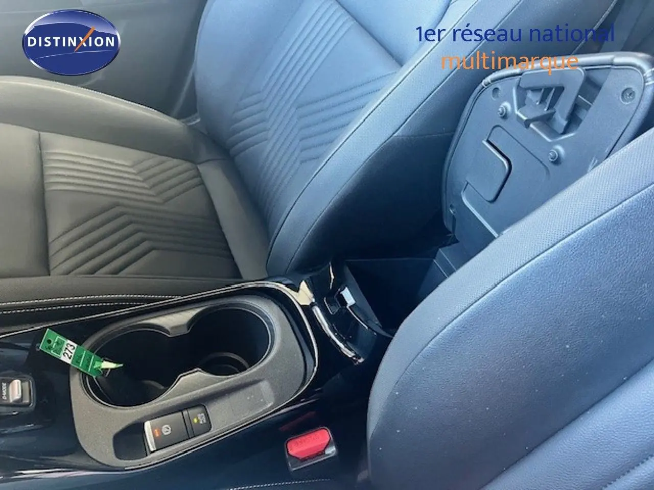 Vue rapprochée de la console centrale et sièges en cuir bleu du Nissan Juke 2025 version Tekna.