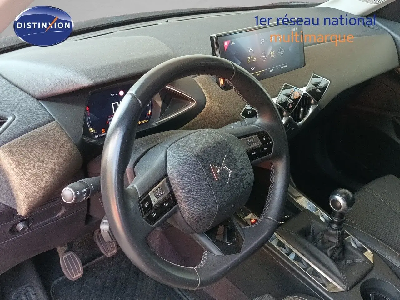 Vue intérieure du poste de conduite du DS3 Crossback avec volant cuir, tableau de bord numérique et levier de vitesses manuel.